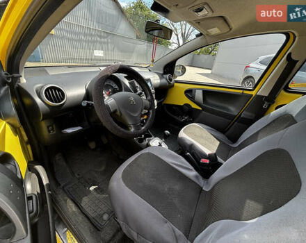 Желтый Пежо 107, объемом двигателя 1 л и пробегом 122 тыс. км за 5250 $, фото 15 на Automoto.ua