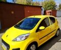 Желтый Пежо 107, объемом двигателя 1 л и пробегом 66 тыс. км за 5050 $, фото 1 на Automoto.ua