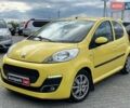 Желтый Пежо 107, объемом двигателя 1 л и пробегом 137 тыс. км за 5300 $, фото 1 на Automoto.ua