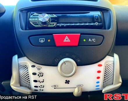 Жовтий Пежо 107, об'ємом двигуна 1 л та пробігом 52 тис. км за 6700 $, фото 6 на Automoto.ua