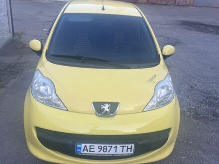 Жовтий Пежо 107, об'ємом двигуна 1 л та пробігом 107 тис. км за 5000 $, фото 1 на Automoto.ua
