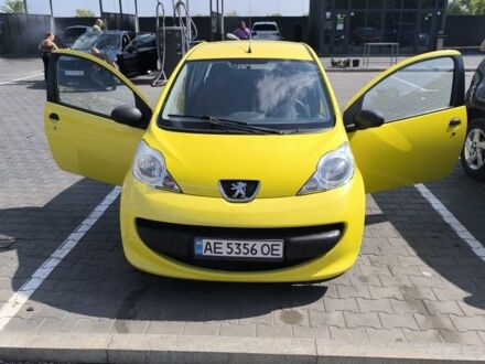 Желтый Пежо 107, объемом двигателя 1 л и пробегом 140 тыс. км за 3100 $, фото 1 на Automoto.ua