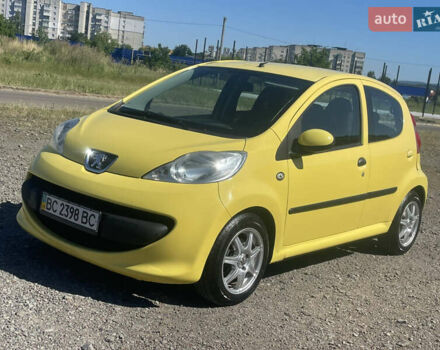 Желтый Пежо 107, объемом двигателя 1 л и пробегом 261 тыс. км за 3900 $, фото 1 на Automoto.ua