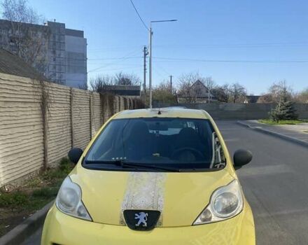 Желтый Пежо 107, объемом двигателя 1 л и пробегом 254 тыс. км за 3500 $, фото 1 на Automoto.ua