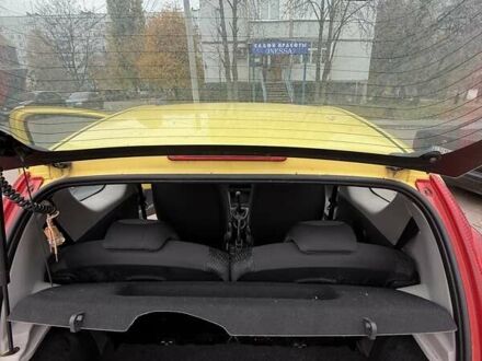 Жовтий Пежо 107, об'ємом двигуна 1 л та пробігом 120 тис. км за 4500 $, фото 1 на Automoto.ua