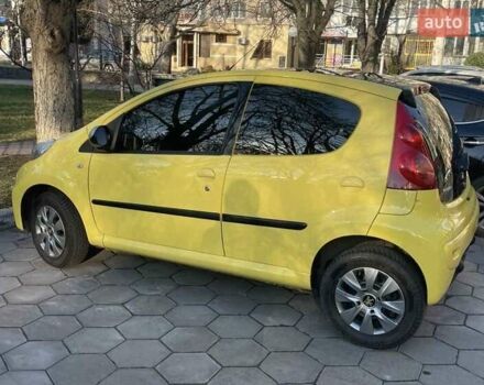 Пежо 107 2010 в Черноморске (Ильичевске) на Automoto.ua Желтый Пежо 107, объемом двигателя 1 л и пробегом 94 тыс. км за 6000 $, фото 1 на Automoto.ua
