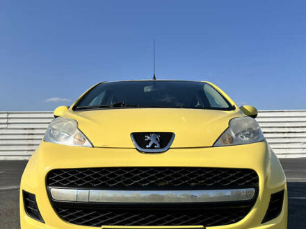 Пежо 107 2010 в Львове на Automoto.ua Желтый Пежо 107, объемом двигателя 0.9 л и пробегом 164 тыс. км за 5000 $, фото 1 на Automoto.ua