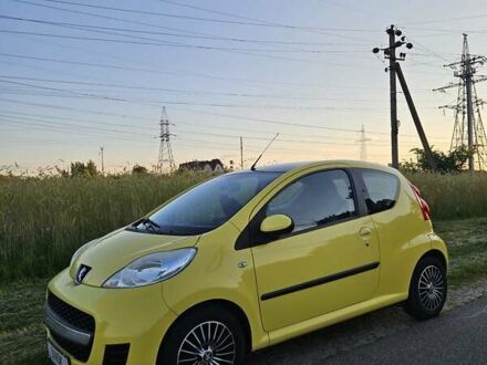 Желтый Пежо 107, объемом двигателя 1 л и пробегом 139 тыс. км за 5300 $, фото 1 на Automoto.ua