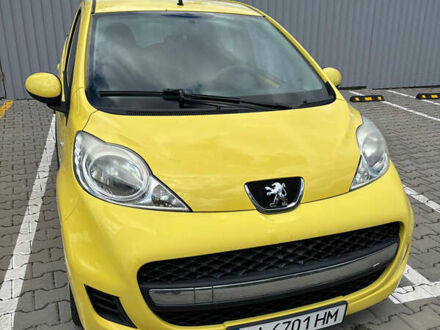 Пежо 107 2011 у Києві на Automoto.ua Жовтий Пежо 107, об'ємом двигуна 1 л та пробігом 94 тис. км за 5700 $, фото 1 на Automoto.ua