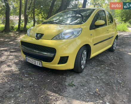 Жовтий Пежо 107, об'ємом двигуна 1 л та пробігом 79 тис. км за 5800 $, фото 1 на Automoto.ua