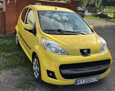 Желтый Пежо 107, объемом двигателя 1 л и пробегом 105 тыс. км за 5500 $, фото 1 на Automoto.ua
