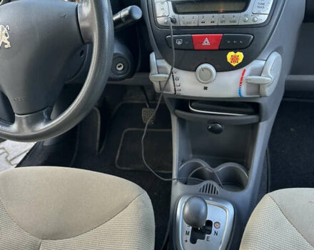 Серый Пежо 107, объемом двигателя 1 л и пробегом 94 тыс. км за 4200 $, фото 5 на Automoto.ua