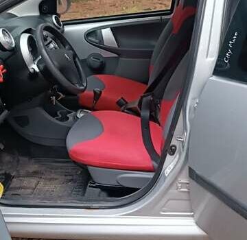 Серый Пежо 107, объемом двигателя 0.98 л и пробегом 148 тыс. км за 4000 $, фото 10 на Automoto.ua