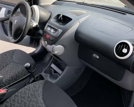 Серый Пежо 107, объемом двигателя 1 л и пробегом 159 тыс. км за 4200 $, фото 12 на Automoto.ua