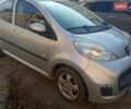 Серый Пежо 107, объемом двигателя 1 л и пробегом 75 тыс. км за 5800 $, фото 1 на Automoto.ua