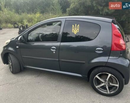 Серый Пежо 107, объемом двигателя 1 л и пробегом 159 тыс. км за 4200 $, фото 3 на Automoto.ua
