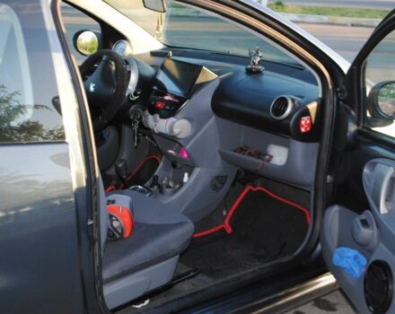 Сірий Пежо 107, об'ємом двигуна 1 л та пробігом 161 тис. км за 4900 $, фото 3 на Automoto.ua