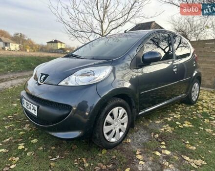 Серый Пежо 107, объемом двигателя 1 л и пробегом 122 тыс. км за 5650 $, фото 1 на Automoto.ua
