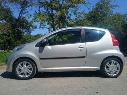 Серый Пежо 107, объемом двигателя 1 л и пробегом 166 тыс. км за 4599 $, фото 1 на Automoto.ua