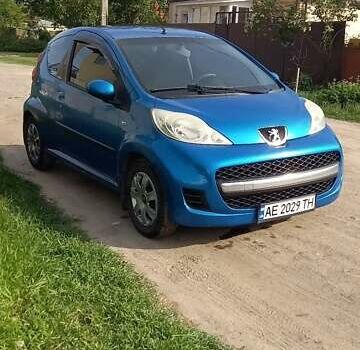 Синий Пежо 107, объемом двигателя 1 л и пробегом 170 тыс. км за 4400 $, фото 1 на Automoto.ua
