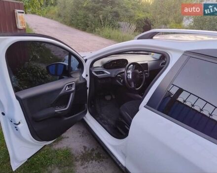 Білий Пежо 2008, об'ємом двигуна 1.2 л та пробігом 77 тис. км за 11500 $, фото 3 на Automoto.ua