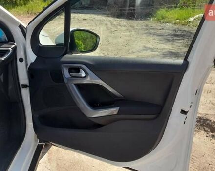 Білий Пежо 2008, об'ємом двигуна 1.2 л та пробігом 98 тис. км за 13000 $, фото 9 на Automoto.ua