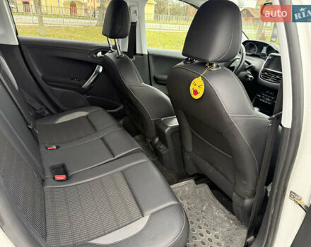 Белый Пежо 2008, объемом двигателя 1.2 л и пробегом 67 тыс. км за 14300 $, фото 6 на Automoto.ua