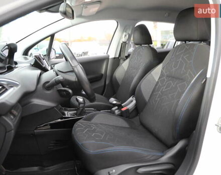 Белый Пежо 2008, объемом двигателя 1.2 л и пробегом 69 тыс. км за 11500 $, фото 6 на Automoto.ua