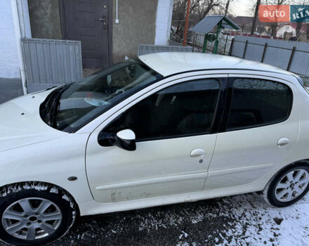 Белый Пежо 206, объемом двигателя 1.39 л и пробегом 280 тыс. км за 2800 $, фото 2 на Automoto.ua
