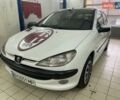 Белый Пежо 206, объемом двигателя 1.4 л и пробегом 280 тыс. км за 3200 $, фото 1 на Automoto.ua