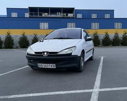 Белый Пежо 206, объемом двигателя 1.1 л и пробегом 150 тыс. км за 2400 $, фото 1 на Automoto.ua