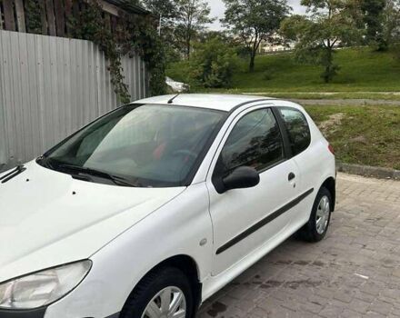 Белый Пежо 206, объемом двигателя 1.1 л и пробегом 265 тыс. км за 1699 $, фото 2 на Automoto.ua