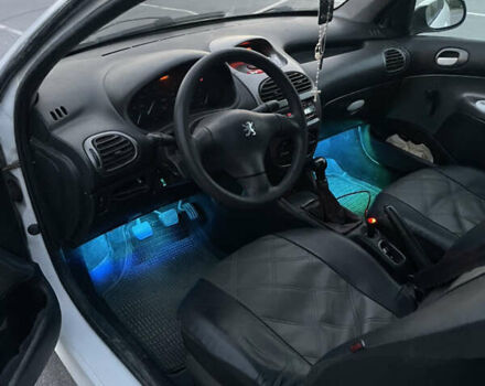 Білий Пежо 206, об'ємом двигуна 1.1 л та пробігом 150 тис. км за 2550 $, фото 12 на Automoto.ua