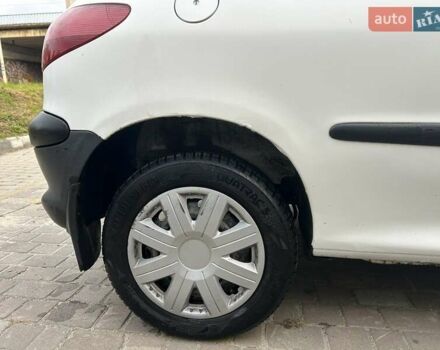 Белый Пежо 206, объемом двигателя 1.1 л и пробегом 265 тыс. км за 1699 $, фото 10 на Automoto.ua