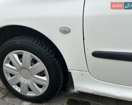 Белый Пежо 206, объемом двигателя 1.1 л и пробегом 265 тыс. км за 1699 $, фото 14 на Automoto.ua