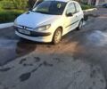 Белый Пежо 206, объемом двигателя 1.1 л и пробегом 210 тыс. км за 2000 $, фото 1 на Automoto.ua