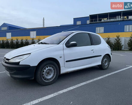 Белый Пежо 206, объемом двигателя 1.1 л и пробегом 150 тыс. км за 2400 $, фото 3 на Automoto.ua