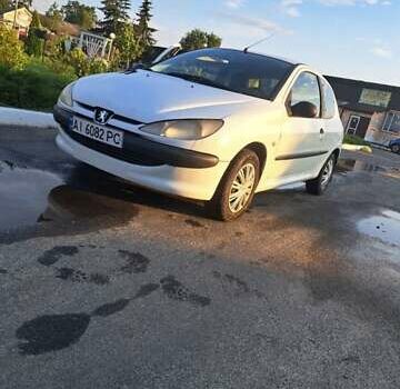 Белый Пежо 206, объемом двигателя 1.1 л и пробегом 210 тыс. км за 2000 $, фото 2 на Automoto.ua