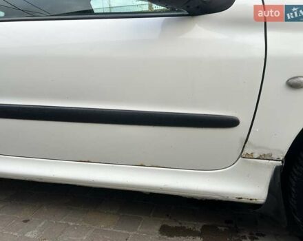 Белый Пежо 206, объемом двигателя 1.1 л и пробегом 265 тыс. км за 1699 $, фото 5 на Automoto.ua