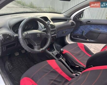 Белый Пежо 206, объемом двигателя 1.1 л и пробегом 265 тыс. км за 1699 $, фото 1 на Automoto.ua