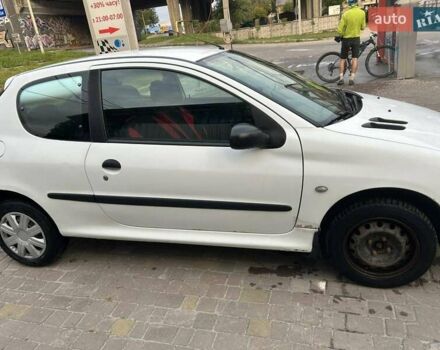 Белый Пежо 206, объемом двигателя 1.1 л и пробегом 265 тыс. км за 1699 $, фото 12 на Automoto.ua