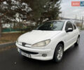 Белый Пежо 206, объемом двигателя 0 л и пробегом 320 тыс. км за 2350 $, фото 1 на Automoto.ua