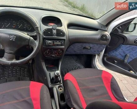 Белый Пежо 206, объемом двигателя 1.1 л и пробегом 265 тыс. км за 1699 $, фото 3 на Automoto.ua