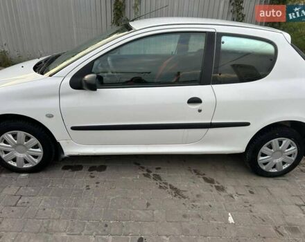 Белый Пежо 206, объемом двигателя 1.1 л и пробегом 265 тыс. км за 1699 $, фото 8 на Automoto.ua