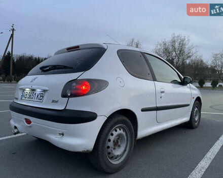 Белый Пежо 206, объемом двигателя 1.1 л и пробегом 150 тыс. км за 2400 $, фото 4 на Automoto.ua