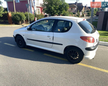 Белый Пежо 206, объемом двигателя 1.36 л и пробегом 293 тыс. км за 2500 $, фото 2 на Automoto.ua