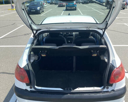 Белый Пежо 206, объемом двигателя 1.36 л и пробегом 293 тыс. км за 2500 $, фото 5 на Automoto.ua