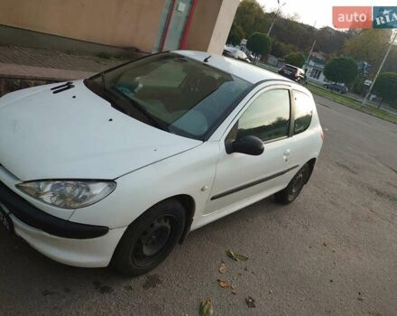 Білий Пежо 206, об'ємом двигуна 1.36 л та пробігом 253 тис. км за 1900 $, фото 1 на Automoto.ua