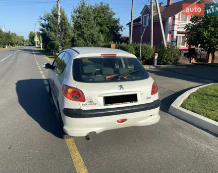 Белый Пежо 206, объемом двигателя 1.36 л и пробегом 293 тыс. км за 2500 $, фото 4 на Automoto.ua