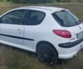 Белый Пежо 206, объемом двигателя 1.4 л и пробегом 328 тыс. км за 3000 $, фото 1 на Automoto.ua